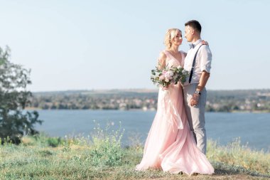 düğün çift yaz günü doğada üzerinde.