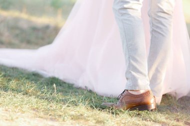 düğün çift yaz günü doğada üzerinde.