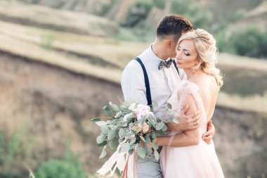 düğün çift yaz günü doğada üzerinde.