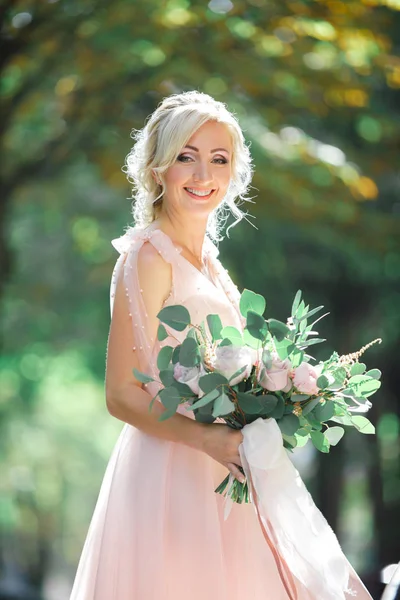 Ritratto di bella sposa nella natura . — Foto Stock