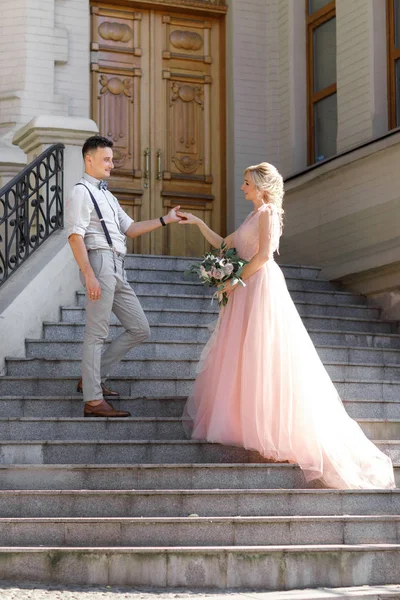 Casal de casamento na cidade no dia ensolarado de verão . — Fotografia de Stock