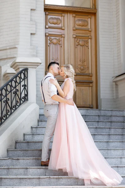 Hochzeitspaar bei sonnigem Sommertag in der Stadt. — Stockfoto