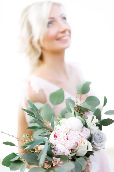 Bruiden handen houden mooie bruids boeket buiten — Stockfoto