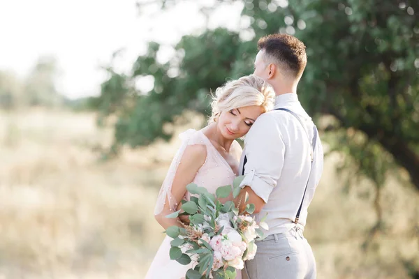 Casal de casamento na natureza no dia de verão . — Fotografia de Stock