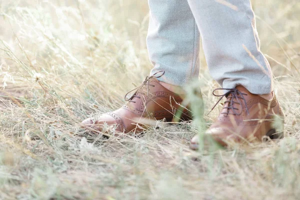Moda uomo piede in scarpe di pelle marrone — Foto Stock