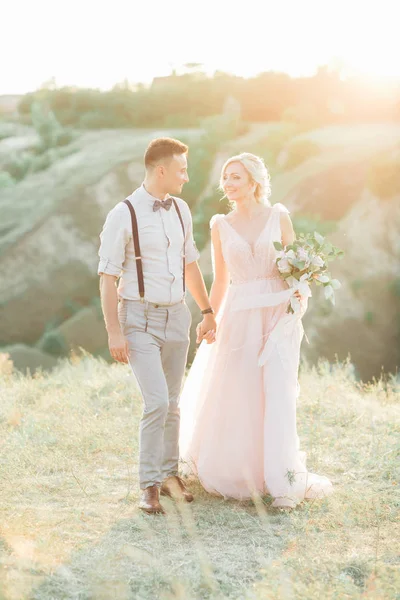 Casal de casamento na natureza no dia de verão . — Fotografia de Stock