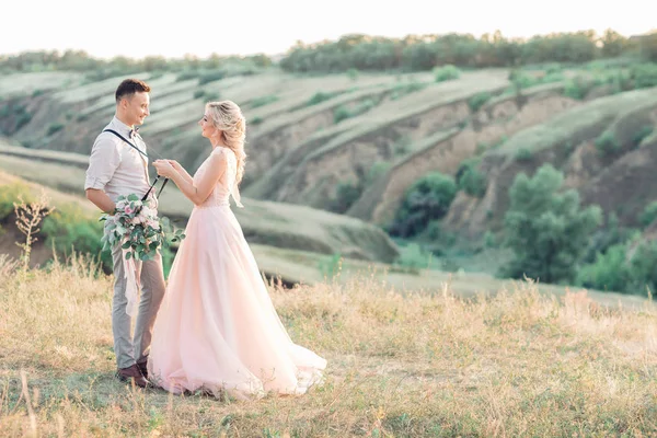 Pareja de boda en la naturaleza en el día de verano . —  Fotos de Stock