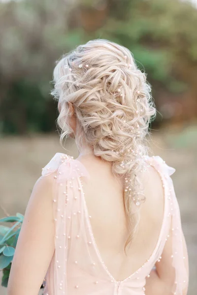 Peinado de boda con un elegante accesorio para el cabello — Foto de Stock