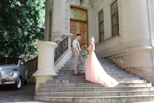 Hochzeitspaar bei sonnigem Sommertag in der Stadt. — Stockfoto