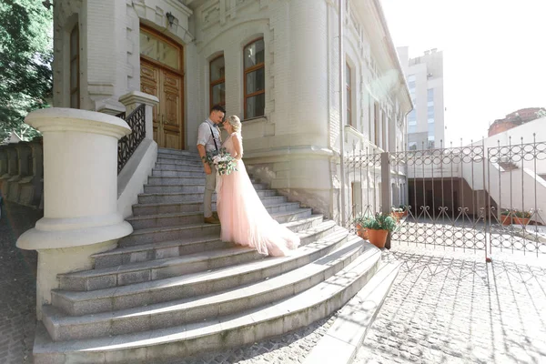 Casal de casamento na cidade no dia ensolarado de verão . — Fotografia de Stock