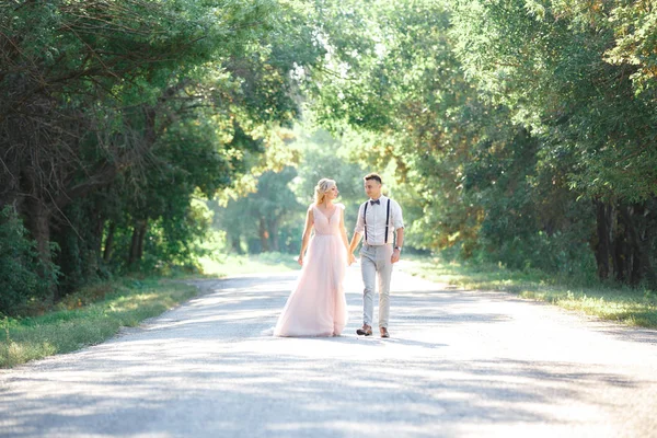 Casal de casamento na natureza no dia de verão . — Fotografia de Stock