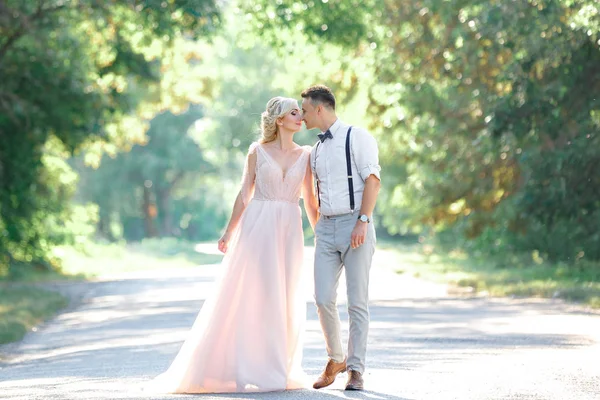 Casal de casamento na natureza no dia de verão . — Fotografia de Stock