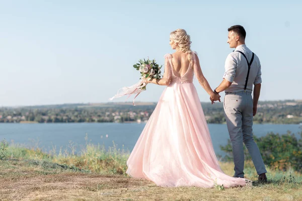 Casal de casamento na natureza no dia de verão . — Fotografia de Stock