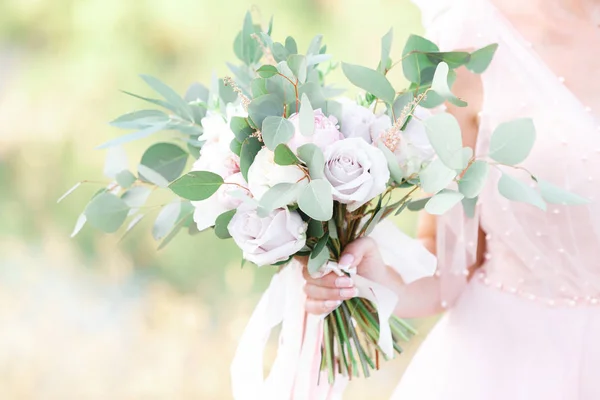 Bruiden handen houden mooie bruids boeket buiten — Stockfoto