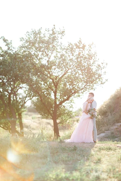 Düğün çift yaz günü doğada üzerinde. — Stok fotoğraf