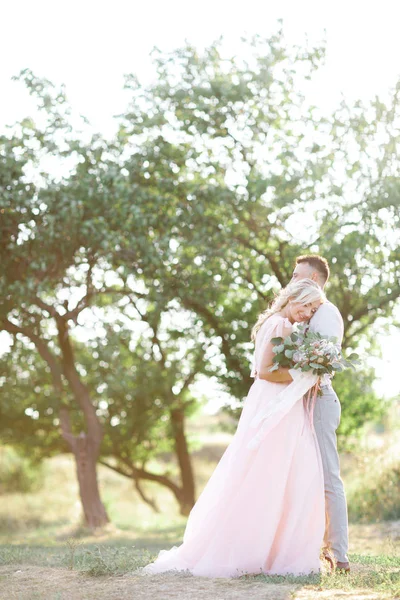 Casal de casamento na natureza no dia de verão . — Fotografia de Stock