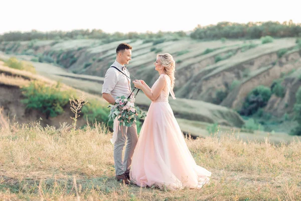 Pareja de boda en la naturaleza en el día de verano . —  Fotos de Stock