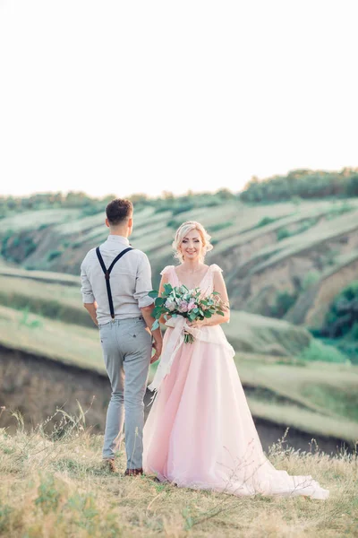 Hochzeitspaar an einem Sommertag in der Natur. — Stockfoto