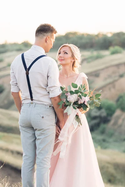 Svatební pár na přírodu v letním dni. — Stock fotografie