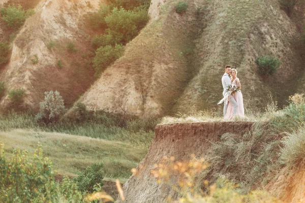 Couple de mariage sur la nature en journée d'été . — Photo