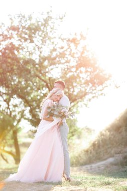 düğün çift yaz günü doğada üzerinde.