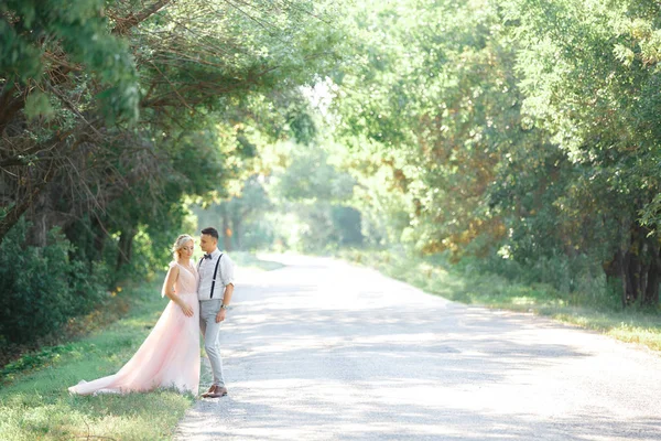 Düğün çift yaz günü doğada üzerinde. — Stok fotoğraf