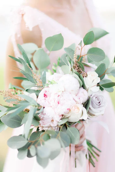 Nevěsty drží krásné svatební kytice venkovní — Stock fotografie