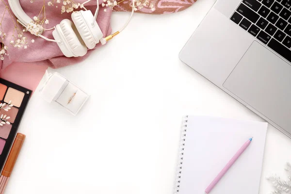 Mode Weibliche Rosa Accessoires Set Ehering Weißer Geschenkbox Laptop Kopfhörer — Stockfoto