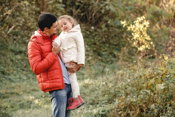 Baba küçük kızı kız ve gülümsüyor ile mutlu bir şekilde yürür — Stok fotoğraf