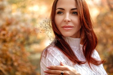 kadın elbise ve şapka sonbahar yaprakları arka plan üzerinde