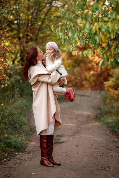 Очаровательная красивая мать гуляет с маленькой девочкой — стоковое фото