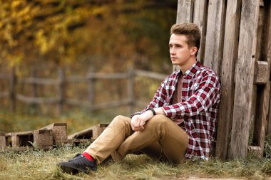 Bir sonbahar günü doğada yakışıklı genç adam