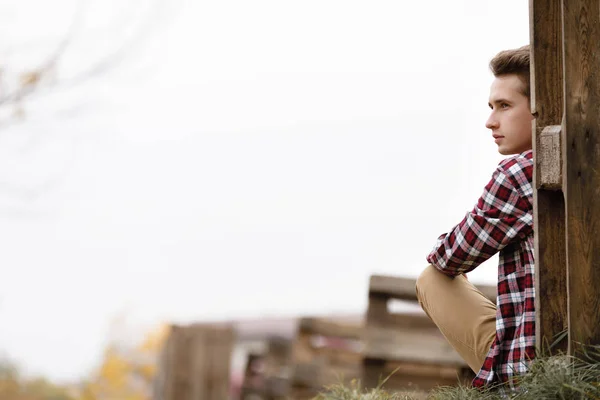 Guapo joven en la naturaleza en un día de otoño — Foto de Stock