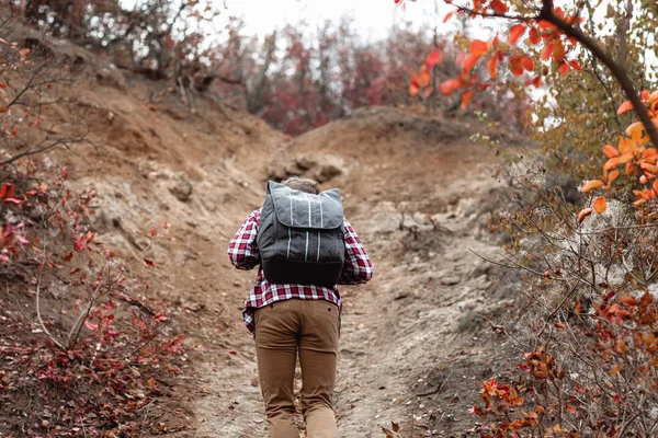 Молодий чоловік турист з рюкзаком, що йде на природу . — стокове фото