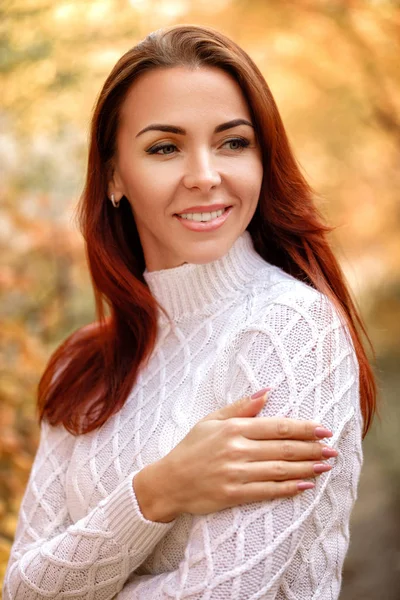 Woman in dress and hat on background of autumn foliage — Stock Photo, Image