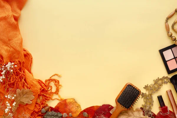 Mode Damenaccessoires Set. Herbstlaub, Sonnenbrille, Parfüm und Kosmetik — Stockfoto