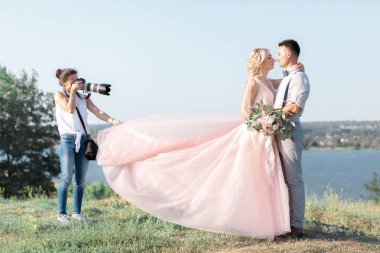 Düğün fotoğrafçısı gelin ve damadın fotoğraflarını çeker.