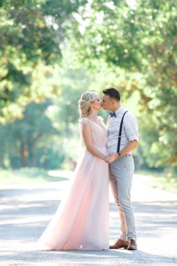 düğün çift yaz günü doğada üzerinde.