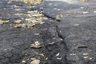 Asfalt yolda taşlarla büyük çukur