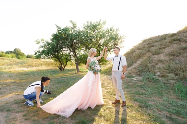 Düğün fotoğrafçısı gelin ve damadın fotoğraflarını çeker. — Stok fotoğraf