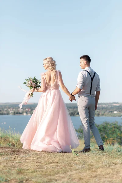 Bröllopsparet på naturen i sommardag. — Stockfoto