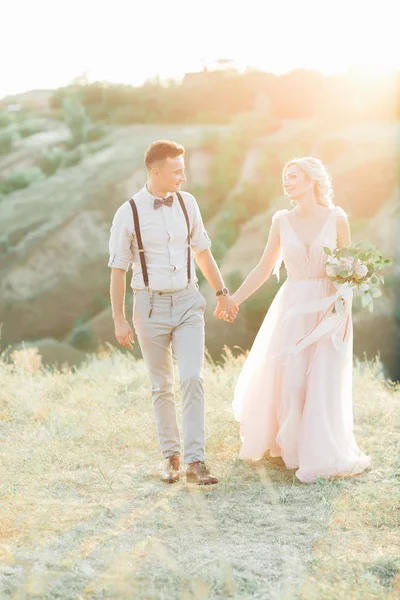 Hochzeitspaar an einem Sommertag in der Natur. — Stockfoto