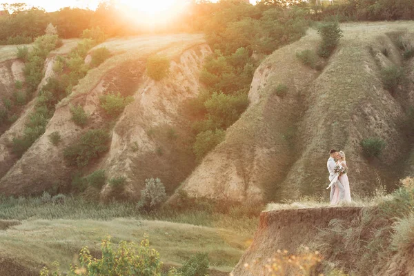 Casal de casamento na natureza no dia de verão . — Fotografia de Stock