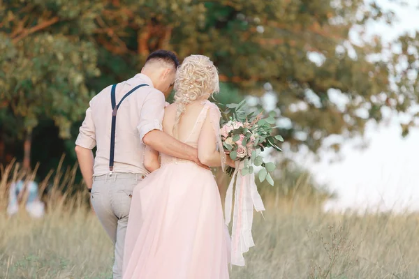 Pareja de boda en la naturaleza en el día de verano . —  Fotos de Stock