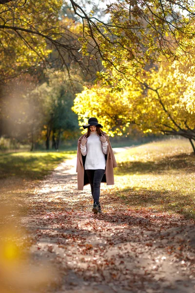 コートと黒の帽子の美しい若い女性 — ストック写真