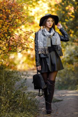 siyah elbise ve şapka sonbaharın güzel kadın