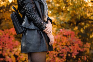 Şık siyah sırt çantası ve kadın kapat.