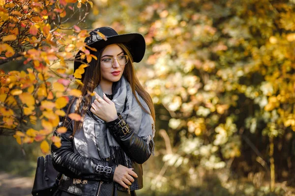 Siyah elbise ve şapka sonbaharın güzel kadın — Stok fotoğraf