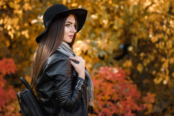 Hermosa mujer en vestido negro y sombrero en otoño — Foto de Stock