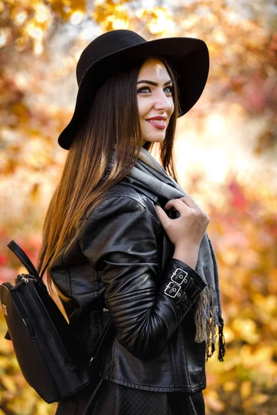 Hermosa mujer en vestido negro y sombrero en otoño — Foto de Stock